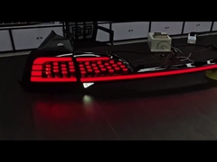 TESLE através do farol traseiro